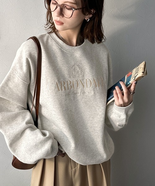 Java(ジャバ)の「《JaVa ジャバコラボ》微配色刺繍の上品ロゴデザイン。刺繍カレッジロゴ裏起毛スウェット(スウェット・レディース・オートミール/チャコール/オフホワイト・LARGE/MEDIUM/X-LARGE/SMALL)」の4枚目の写真