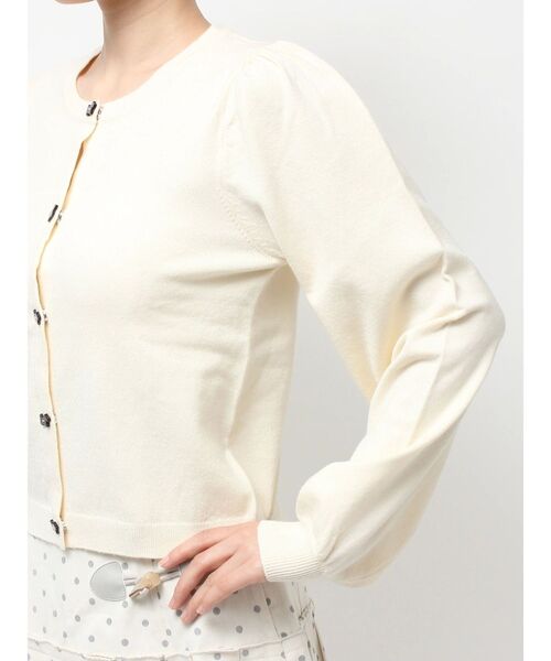 merry jenny(メリージェニー)の「terrier button knit cardigan(カーディガン/ボレロ・レディース・ブラック/アイボリー/レッド・FREE)」の8枚目の写真