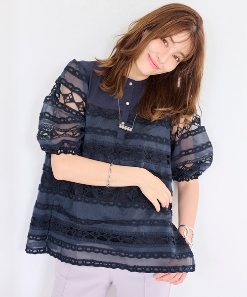 Chesty(チェスティー)の「ハーフスリーブシアーレースブラウス(シャツ/ブラウス・レディース・オフホワイト/ブルー/ネイビー・0/1)」の1枚目の写真