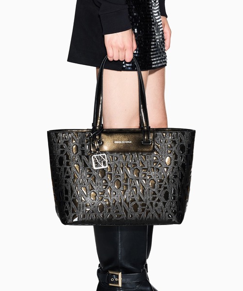 ARMANI EXCHANGE（アルマーニエクスチェンジ）の「【A|X アルマーニ エクスチェンジ】＜オンライン限定＞オールオーバーエンボスロゴ ミディアムトートバッグ(パテント)（トートバッグ・レディース・ワインレッド/ブラック・FREE）」の2枚目の写真