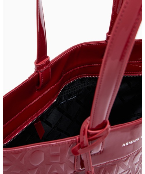 ARMANI EXCHANGE（アルマーニエクスチェンジ）の「【A|X アルマーニ エクスチェンジ】＜オンライン限定＞オールオーバーエンボスロゴ ミディアムトートバッグ(パテント)（トートバッグ・レディース・ワインレッド/ブラック・FREE）」の4枚目の写真