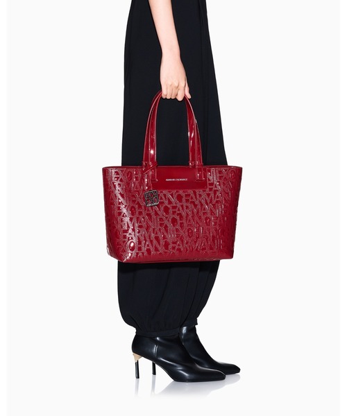 ARMANI EXCHANGE（アルマーニエクスチェンジ）の「【A|X アルマーニ エクスチェンジ】＜オンライン限定＞オールオーバーエンボスロゴ ミディアムトートバッグ(パテント)（トートバッグ・レディース・ワインレッド/ブラック・FREE）」の5枚目の写真