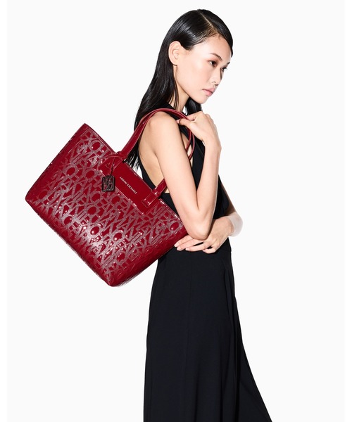 ARMANI EXCHANGE（アルマーニエクスチェンジ）の「【A|X アルマーニ エクスチェンジ】＜オンライン限定＞オールオーバーエンボスロゴ ミディアムトートバッグ(パテント)（トートバッグ・レディース・ワインレッド/ブラック・FREE）」の6枚目の写真