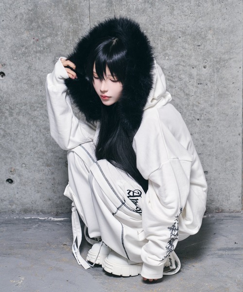 ファー付きスパイクデザインパーカー Amilige（アミリージュ）の「ファー付きAmiligeラインストーンZIP