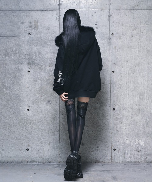 Amilige（アミリージュ）の「ファー付きAmiligeラインストーンZIPパーカー（パーカー・レディース・ホワイト/ブラック・FREE）」の9枚目の写真