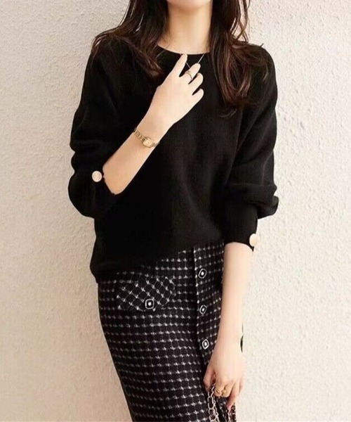 cammie（キャミー）の「袖ゴールドボタンクルーネックニット（ニット/セーター・レディース・エメラルド/ネイビー/レッド/ブラック・F）」の6枚目の写真