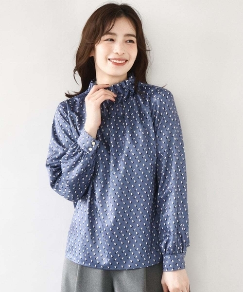 OFUON le MK(オフオンルエムケー)の「幾何柄スタンドネックブラウス/洗える/WEB限定サイズあり(シャツ/ブラウス・レディース・ネイビー/ブルー・38/36/40)」の2枚目の写真