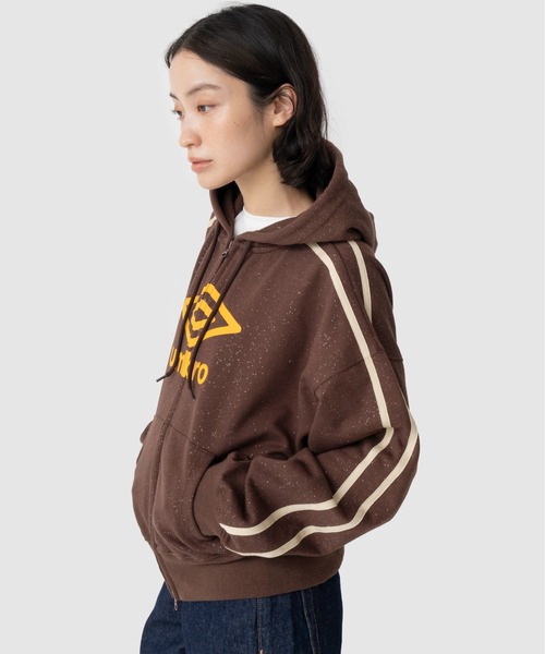 【新品未使用】 UMBRO × Casselini ロゴジップパーカー ブラウン UMBRO × Casselini] ロゴジップパーカー（パーカー）｜Casselini