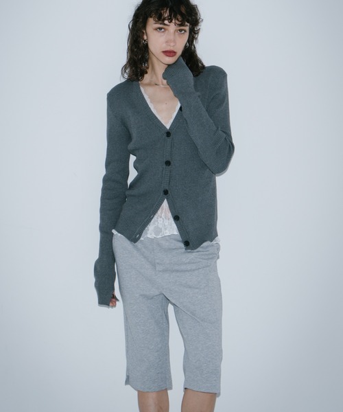 HANNE（アン）の「フロントボタンVネックリブニット（カーディガン/ボレロ・レディース・ブラック/グレー・FREE）」の4枚目の写真