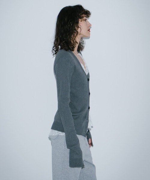 HANNE（アン）の「フロントボタンVネックリブニット（カーディガン/ボレロ・レディース・ブラック/グレー・FREE）」の5枚目の写真