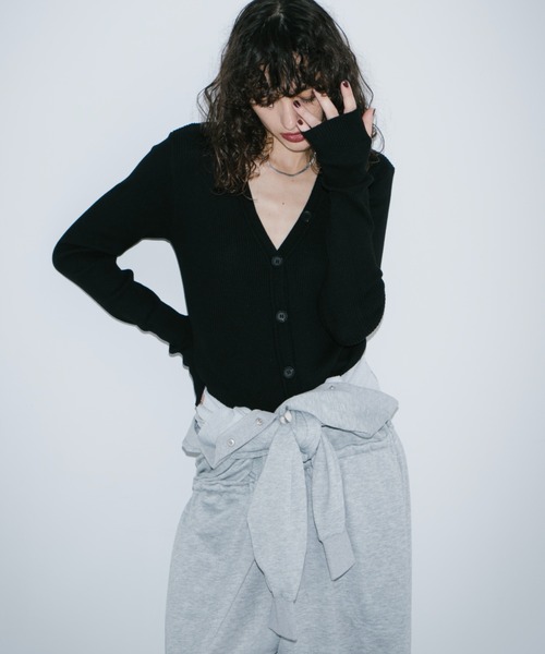 HANNE（アン）の「フロントボタンVネックリブニット（カーディガン/ボレロ・レディース・ブラック/グレー・FREE）」の17枚目の写真