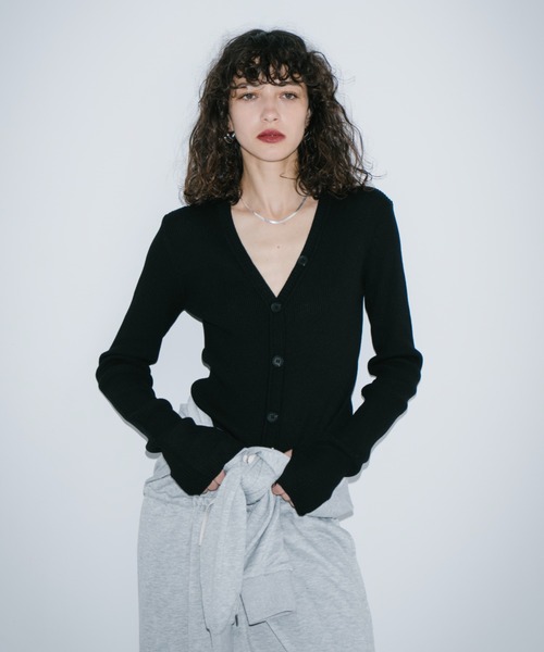 HANNE（アン）の「フロントボタンVネックリブニット（カーディガン/ボレロ・レディース・ブラック/グレー・FREE）」の11枚目の写真