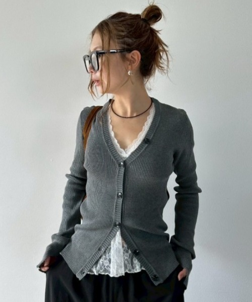 HANNE（アン）の「フロントボタンVネックリブニット（カーディガン/ボレロ・レディース・ブラック/グレー・FREE）」の20枚目の写真
