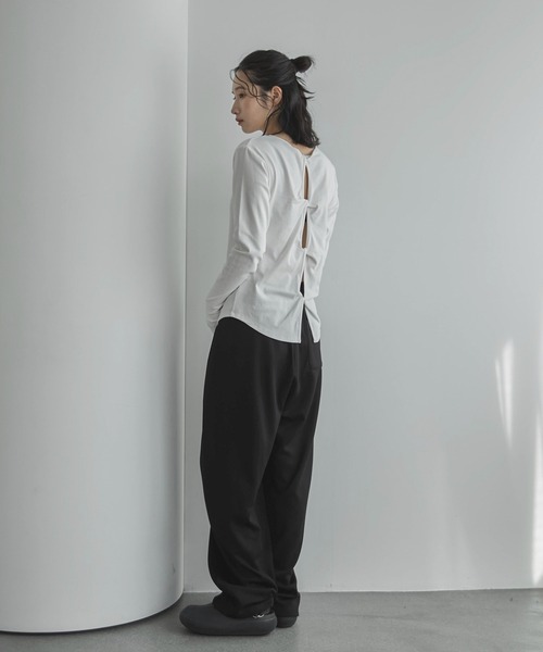 feepur（フェピュール）の「バックツイストホールロンTee（Tシャツ/カットソー・レディース・オフホワイト/ブラック・MEDIUM）」の4枚目の写真