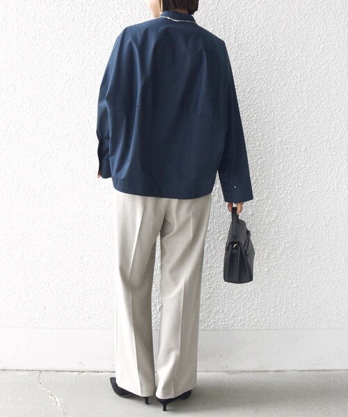 SHIPS（シップス）の「〈手洗い可能〉ピンタック ドルマン 長袖 シャツ（シャツ/ブラウス・レディース・ネイビー・ONE SIZE）」の4枚目の写真
