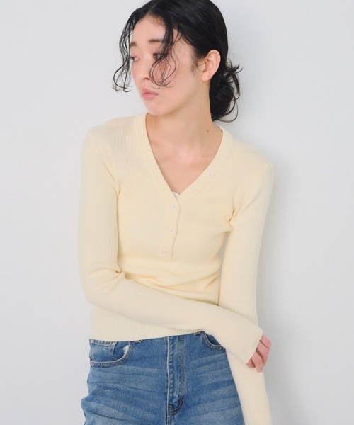 Shelly island(シェリーアイランド)の「Vあきリブニット(ニット/セーター・レディース・ホワイト/ブラウン/ブラック・FREE)」の1枚目の写真