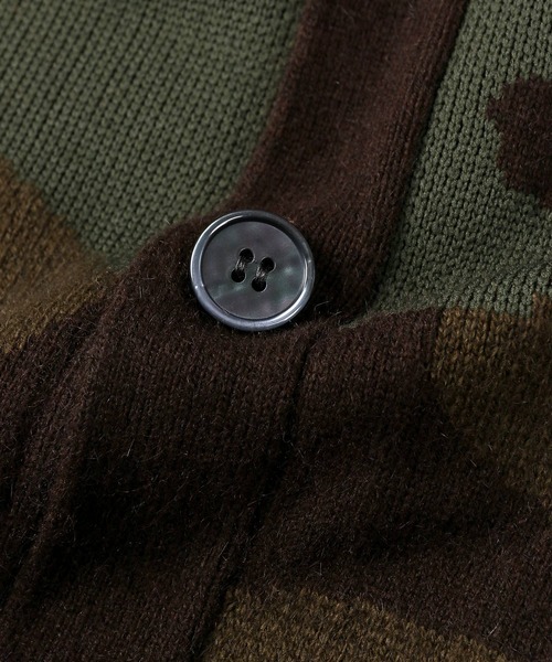 The DUFFER of ST.GEORGE（ザダファーオブセントジョージ）の「DOUBLE JACQUARD WOODLAND CAMO KNIT CARDIGAN：迷彩柄 カモフラージュ ニットカーディガン（カーディガン/ボレロ・メンズ・カモフラージュ・X-LARGE/LARGE/MEDIUM/SMALL）」の9枚目の写真