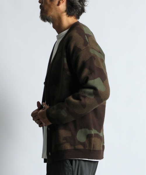 The DUFFER of ST.GEORGE（ザダファーオブセントジョージ）の「DOUBLE JACQUARD WOODLAND CAMO KNIT CARDIGAN：迷彩柄 カモフラージュ ニットカーディガン（カーディガン/ボレロ・メンズ・カモフラージュ・X-LARGE/LARGE/MEDIUM/SMALL）」の4枚目の写真