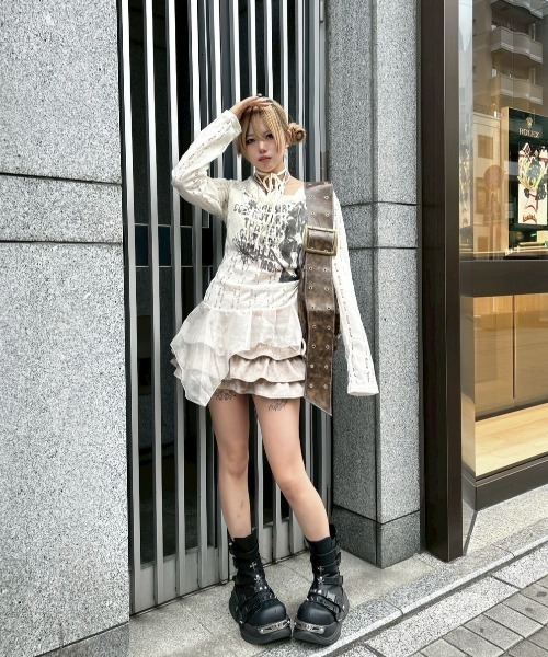 Never mind the XU（ネバーマインドザエックスユー）の「【Never mind the XU】see-through loose tops / 【ネバーマインド ザ エックスユー】シースルーレイヤードフリル長袖トップス（Tシャツ/カットソー・レディース・ベージュ・ONE SIZE）」の6枚目の写真