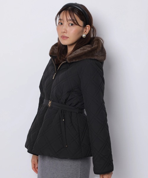 JUSGLITTY（ジャスグリッティー）の「キルティングペプラムショートコート（ダウンジャケット/コート・レディース・グレイッシュベージュ/ブラック・1/2）」の9枚目の写真