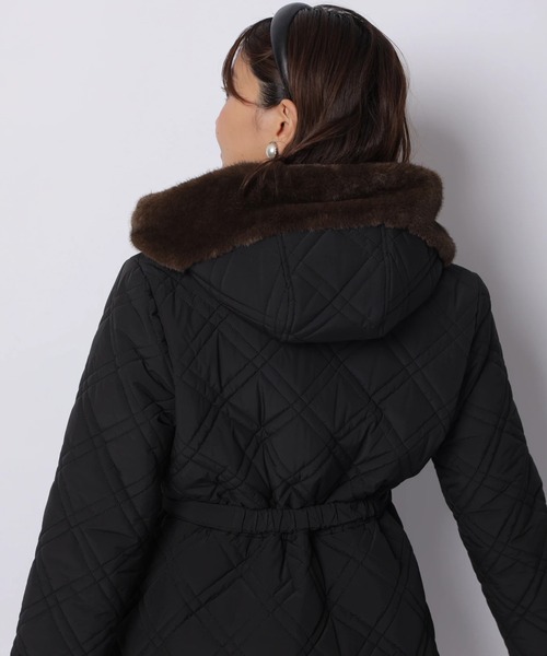 JUSGLITTY（ジャスグリッティー）の「キルティングペプラムショートコート（ダウンジャケット/コート・レディース・グレイッシュベージュ/ブラック・1/2）」の10枚目の写真