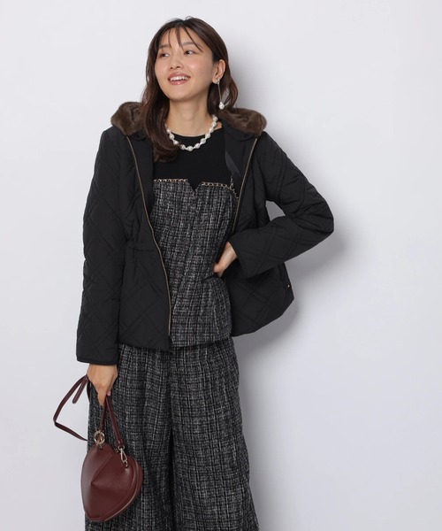 JUSGLITTY（ジャスグリッティー）の「キルティングペプラムショートコート（ダウンジャケット/コート・レディース・グレイッシュベージュ/ブラック・1/2）」の15枚目の写真