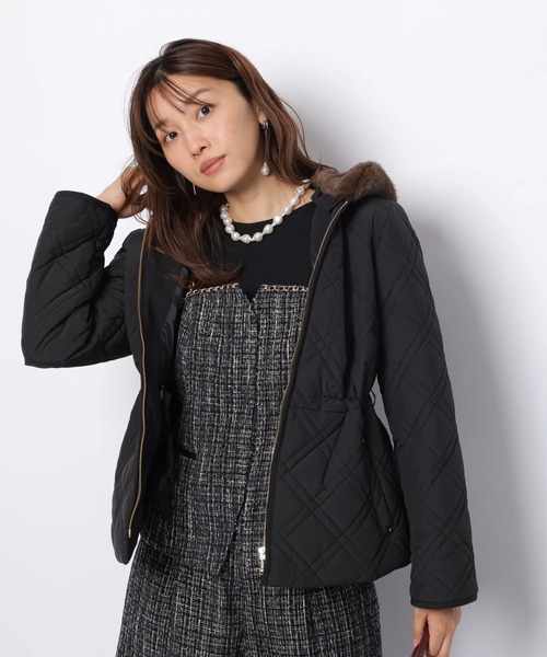 JUSGLITTY（ジャスグリッティー）の「キルティングペプラムショートコート（ダウンジャケット/コート・レディース・グレイッシュベージュ/ブラック・1/2）」の16枚目の写真