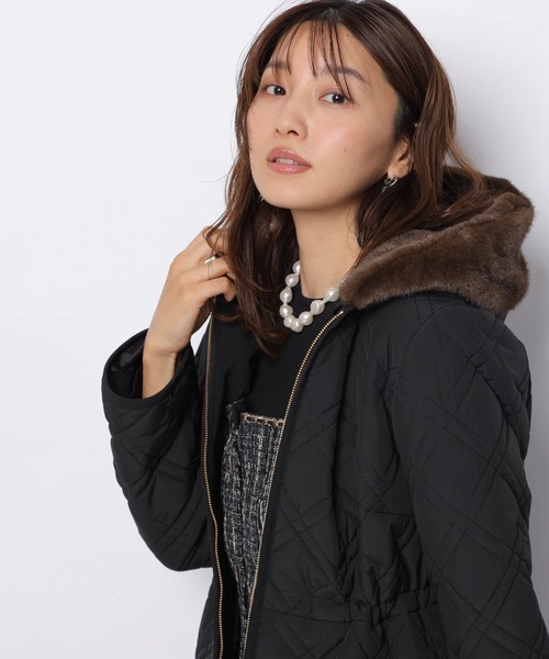 JUSGLITTY（ジャスグリッティー）の「キルティングペプラムショートコート（ダウンジャケット/コート・レディース・グレイッシュベージュ/ブラック・1/2）」の17枚目の写真