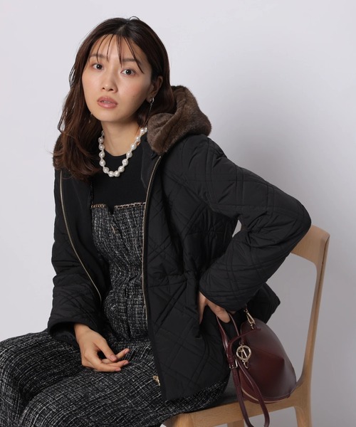 JUSGLITTY（ジャスグリッティー）の「キルティングペプラムショートコート（ダウンジャケット/コート・レディース・グレイッシュベージュ/ブラック・1/2）」の18枚目の写真