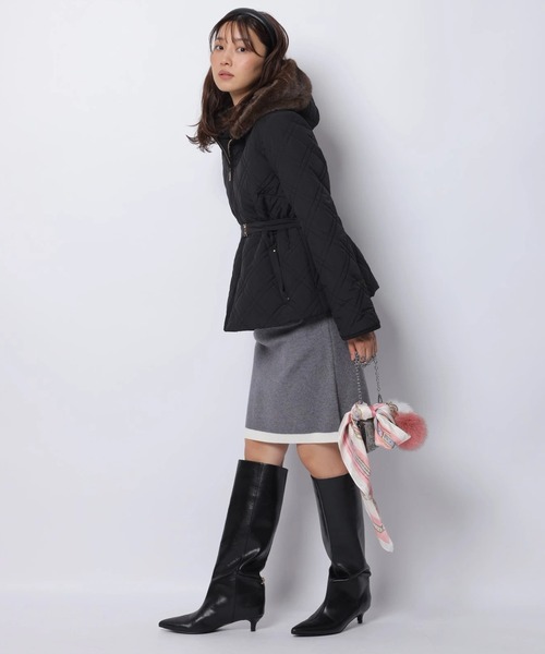 JUSGLITTY（ジャスグリッティー）の「キルティングペプラムショートコート（ダウンジャケット/コート・レディース・グレイッシュベージュ/ブラック・1/2）」の3枚目の写真