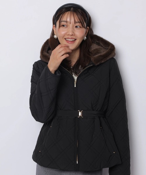 JUSGLITTY（ジャスグリッティー）の「キルティングペプラムショートコート（ダウンジャケット/コート・レディース・グレイッシュベージュ/ブラック・1/2）」の6枚目の写真