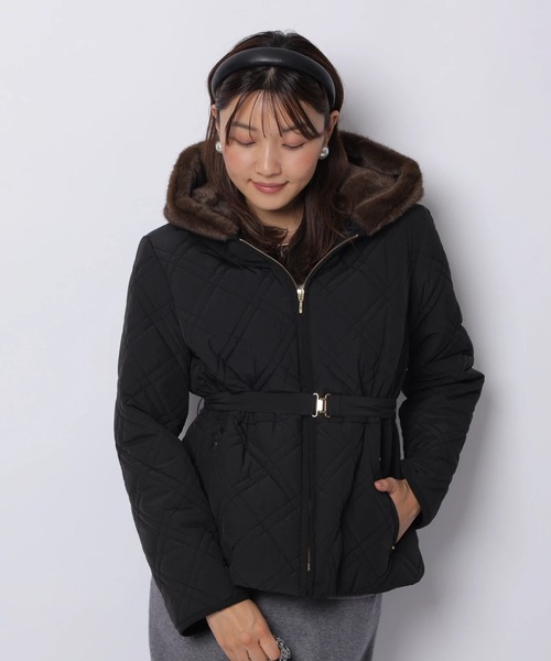 JUSGLITTY（ジャスグリッティー）の「キルティングペプラムショートコート（ダウンジャケット/コート・レディース・グレイッシュベージュ/ブラック・1/2）」の7枚目の写真