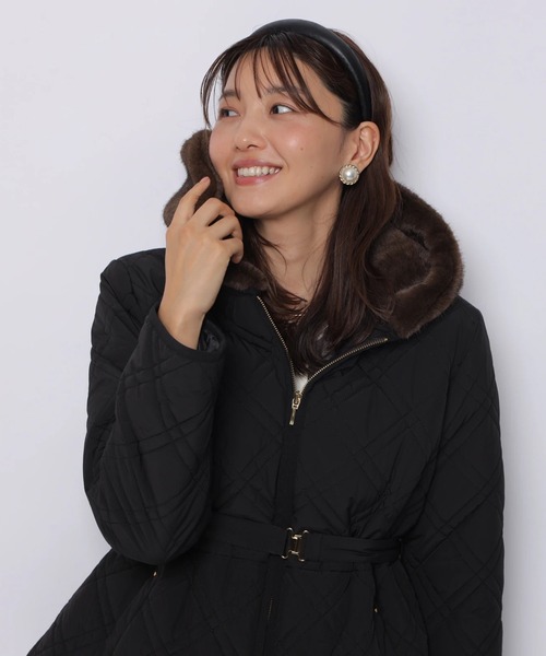 JUSGLITTY（ジャスグリッティー）の「キルティングペプラムショートコート（ダウンジャケット/コート・レディース・グレイッシュベージュ/ブラック・1/2）」の8枚目の写真