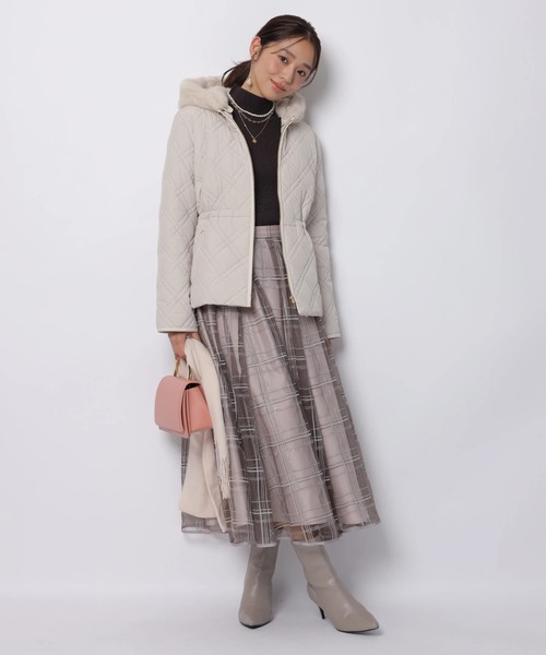 JUSGLITTY（ジャスグリッティー）の「キルティングペプラムショートコート（ダウンジャケット/コート・レディース・グレイッシュベージュ/ブラック・1/2）」の19枚目の写真