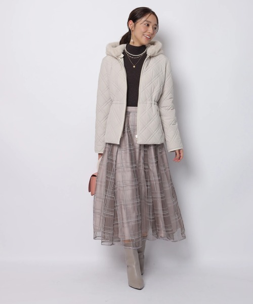 JUSGLITTY（ジャスグリッティー）の「キルティングペプラムショートコート（ダウンジャケット/コート・レディース・グレイッシュベージュ/ブラック・1/2）」の20枚目の写真