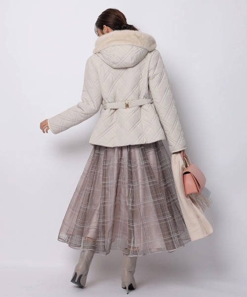 JUSGLITTY（ジャスグリッティー）の「キルティングペプラムショートコート（ダウンジャケット/コート・レディース・グレイッシュベージュ/ブラック・1/2）」の21枚目の写真