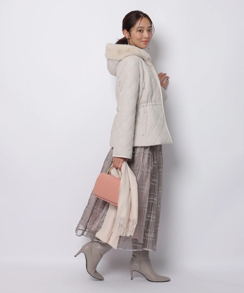 JUSGLITTY（ジャスグリッティー）の「キルティングペプラムショートコート（ダウンジャケット/コート・レディース・グレイッシュベージュ/ブラック・1/2）」の22枚目の写真