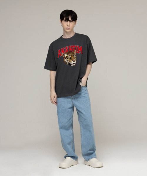 GRAVER（グレーバー）の「[UNISEX]エナハイムリアルレオパードバンファルティ_チャコール（Tシャツ/カットソー・レディース・チャコール・LARGE/SMALL）」の3枚目の写真