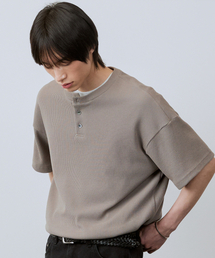 LEIRE（ルアール）の「Waffle Henley Neck Short Sleeve T-Shirt [Mocha Beige]（Tシャツ/カットソー・メンズ）」