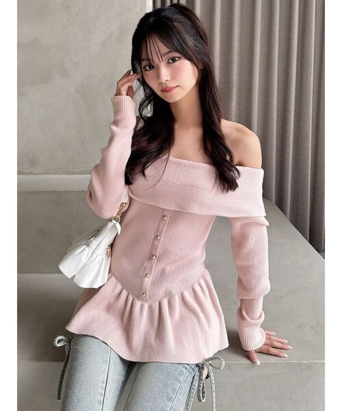 RESEXXY（リゼクシー）の「オフショルペプラムニットトップス【セットアップ着用可能】（ニット/セーター・レディース・レッド/ピンク/アイボリー/ブラック・FREE）」の3枚目の写真