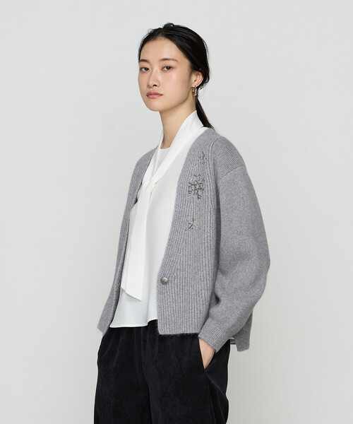 Gabardine K.T(ギャバジンケーティー)の「〔 +サイズ 〕 ラクーン×アンゴラブレンドヤーン パーティーニット・ショートカーデ(カーディガン/ボレロ・レディース・オフホワイト/グレー・13号)」の2枚目の写真