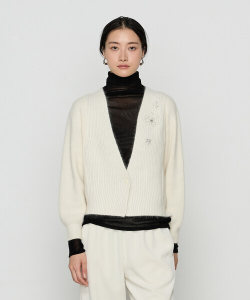 Gabardine K.T(ギャバジンケーティー)の「〔 +サイズ 〕 ラクーン×アンゴラブレンドヤーン パーティーニット・ショートカーデ(カーディガン/ボレロ・レディース・オフホワイト/グレー・13号)」の4枚目の写真