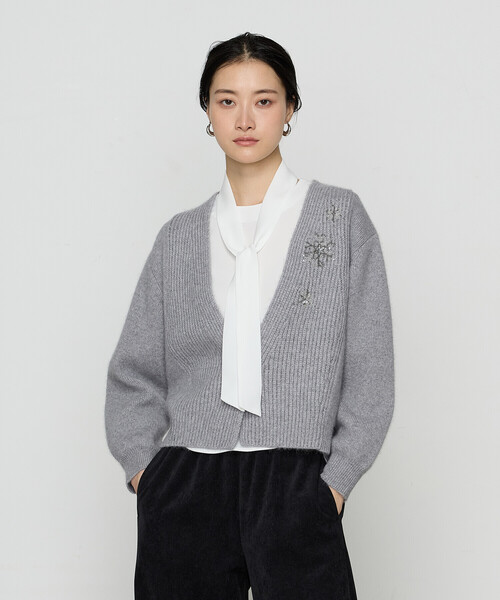 Gabardine K.T(ギャバジンケーティー)の「〔 +サイズ 〕 ラクーン×アンゴラブレンドヤーン パーティーニット・ショートカーデ(カーディガン/ボレロ・レディース・オフホワイト/グレー・13号)」の6枚目の写真