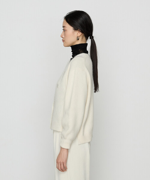 Gabardine K.T(ギャバジンケーティー)の「〔 +サイズ 〕 ラクーン×アンゴラブレンドヤーン パーティーニット・ショートカーデ(カーディガン/ボレロ・レディース・オフホワイト/グレー・13号)」の8枚目の写真