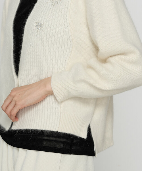 Gabardine K.T(ギャバジンケーティー)の「〔 +サイズ 〕 ラクーン×アンゴラブレンドヤーン パーティーニット・ショートカーデ(カーディガン/ボレロ・レディース・オフホワイト/グレー・13号)」の11枚目の写真