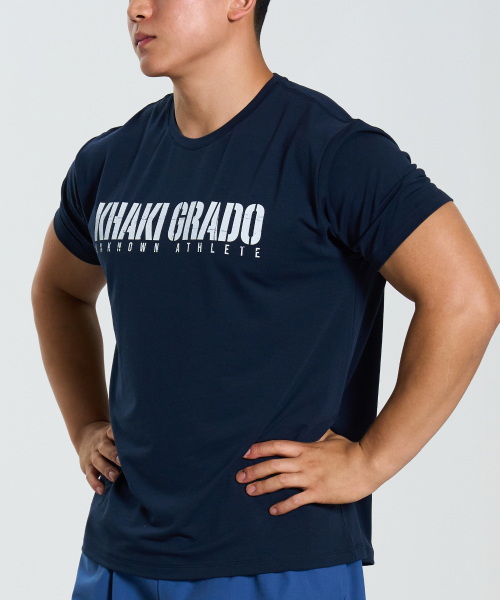 KHAKI GRADO(カーキグラド)の「K.A.G シグネチャー1 スタンダードフィット半袖Tシャツ (ネイビー)(Tシャツ/カットソー・メンズ・その他・MEDIUM/LARGE/X-LARGE/XX-LARGE)」の9枚目の写真