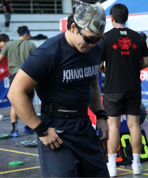KHAKI GRADO(カーキグラド)の「K.A.G シグネチャー1 スタンダードフィット半袖Tシャツ (ネイビー)(Tシャツ/カットソー・メンズ・その他・MEDIUM/LARGE/X-LARGE/XX-LARGE)」の5枚目の写真