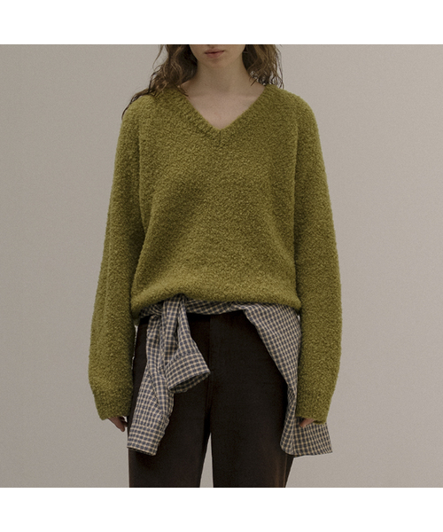 KNOWNBETTER（ノウンベター）の「Vintage boucle V-neck knit [KNFW05SW04]_[2color]（ニット/セーター・レディース・レッド/オリーブ・FREE）」の2枚目の写真