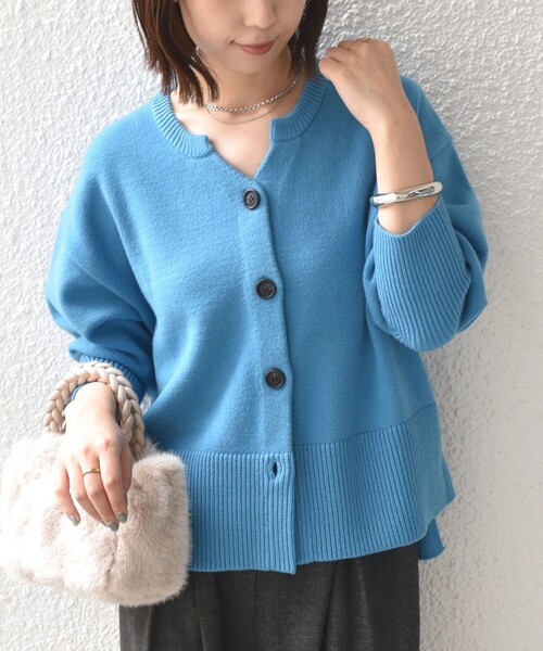 SHIPS Colors（シップス カラーズ）の「SHIPS Colors:〈手洗い可能〉フラッフィー キーネック カーディガン 2（カーディガン/ボレロ・レディース・ブラック/オフホワイト/ブルー/オレンジ/ピンク・ONE SIZE）」の4枚目の写真
