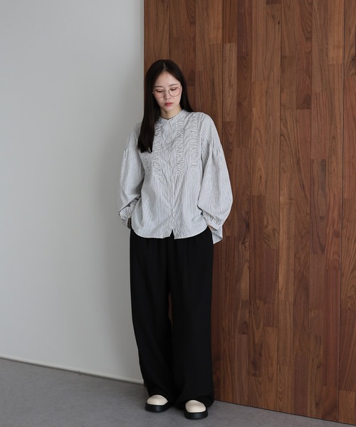 J by blue(ジェイバイブルー)の「フロントシャーリングストライプシャツ(シャツ/ブラウス・レディース・ホワイト/ネイビー・MEDIUM)」の9枚目の写真